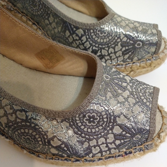 NWOT Vidorreta Espadrille Gold/Silver Lace Patterned Wedge Sandal Size 8 - Picture 4 of 8